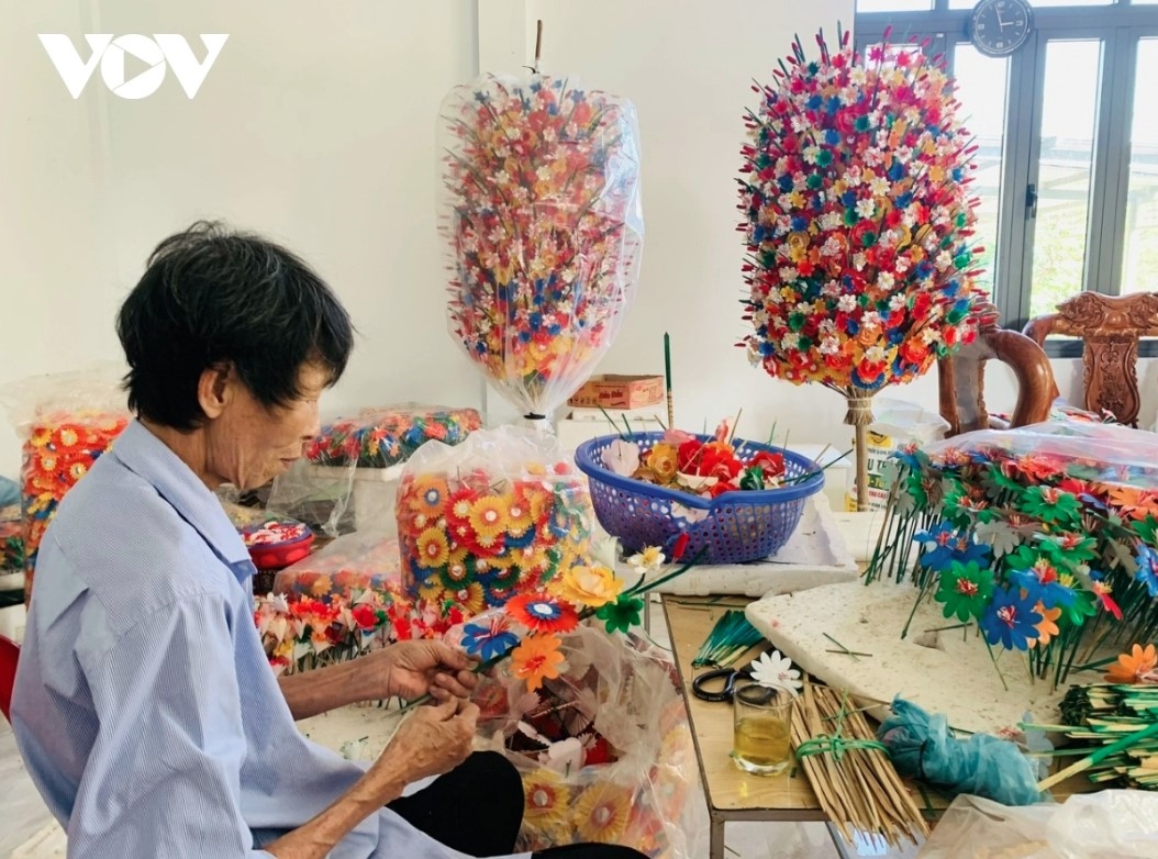300-year-old thanh tien paper flower making village busy ahead of tet picture 1