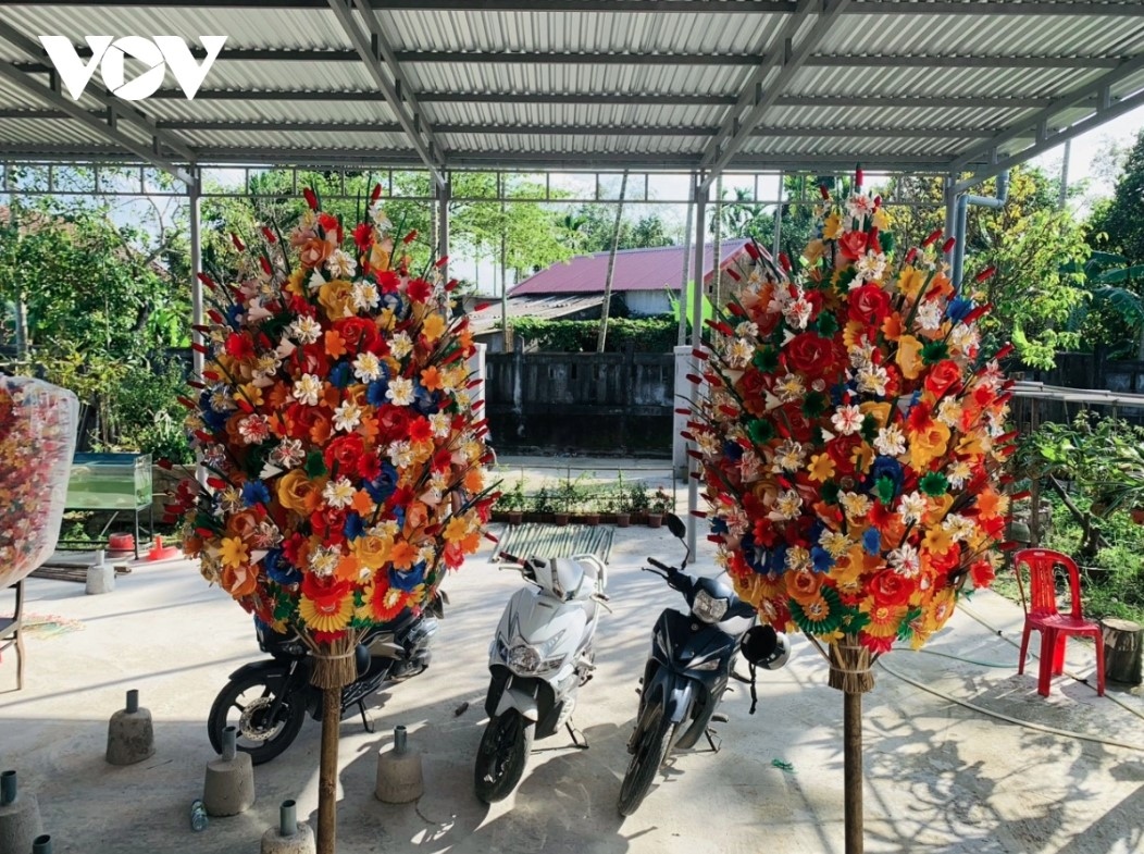 300-year-old thanh tien paper flower making village busy ahead of tet picture 2