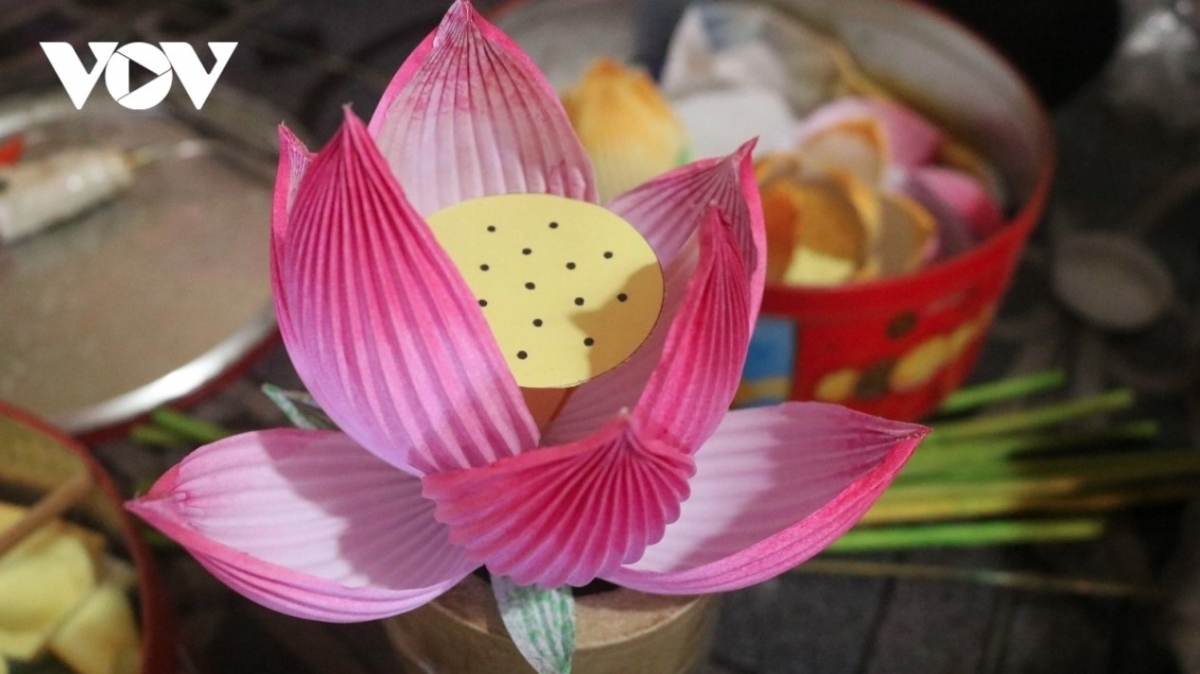 300-year-old thanh tien paper flower making village busy ahead of tet picture 3
