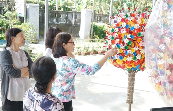 300-year-old thanh tien paper flower making village busy ahead of tet picture 5