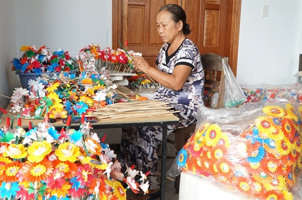 300-year-old thanh tien paper flower making village busy ahead of tet picture 6