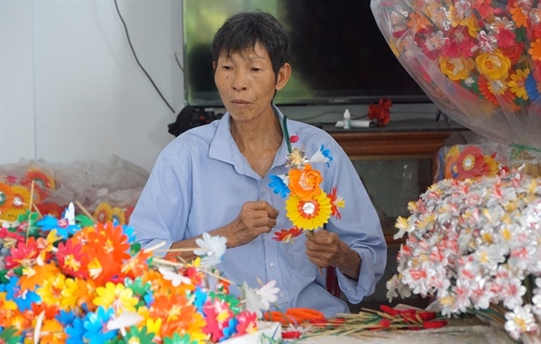 300-year-old thanh tien paper flower making village busy ahead of tet picture 7