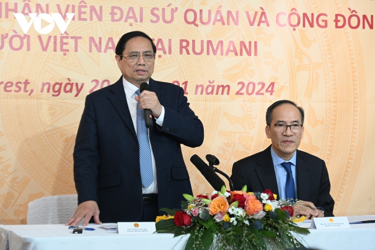 prime minister meets vietnamese expatriates in romania picture 1