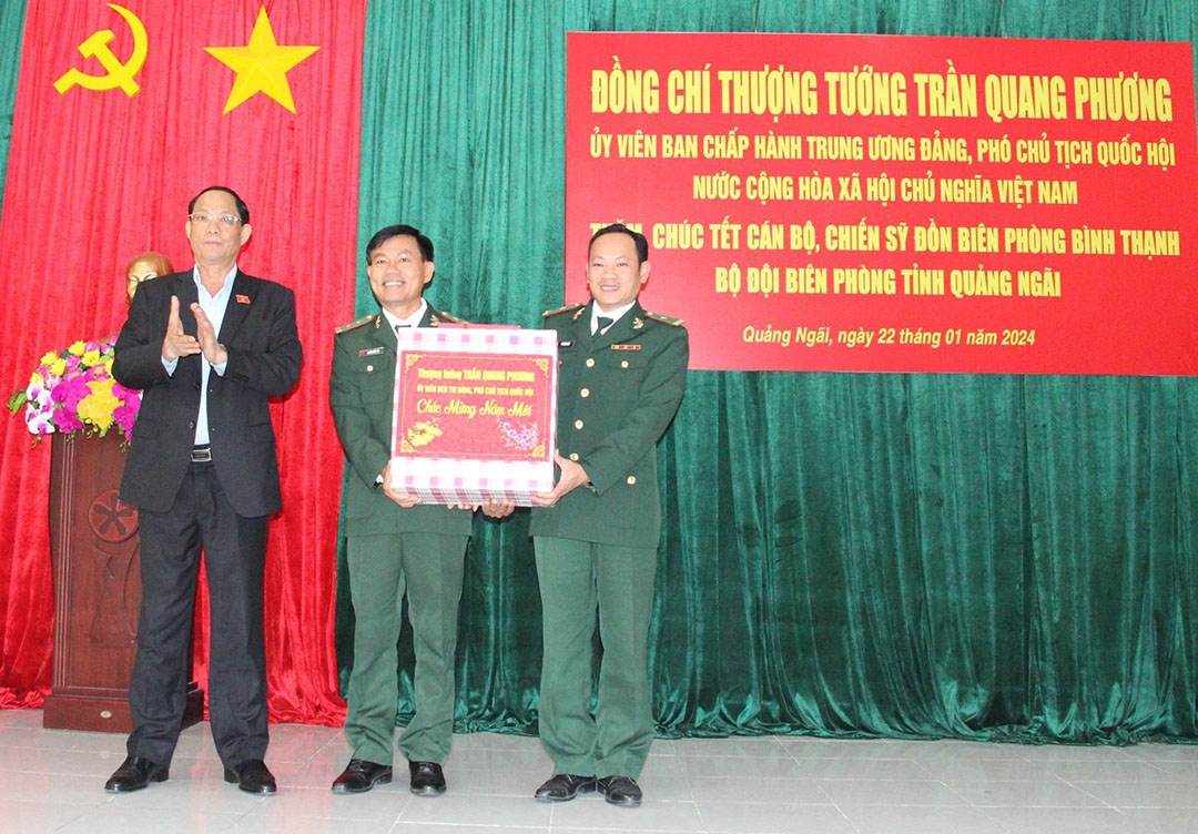 pho thu tuong tran luu quang tang qua cong nhan, gia dinh chinh sach hai phong hinh anh 8