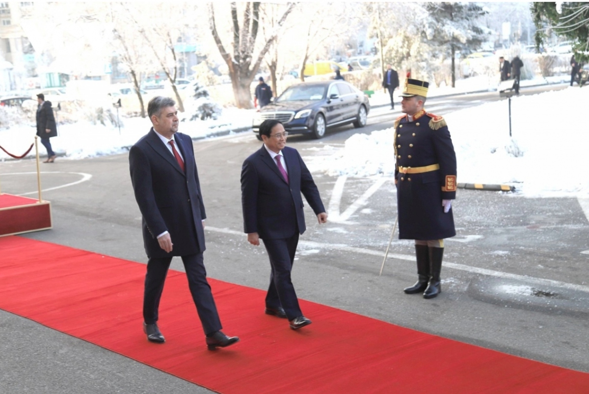 welcome ceremony for pm pham minh chinh in romania picture 2