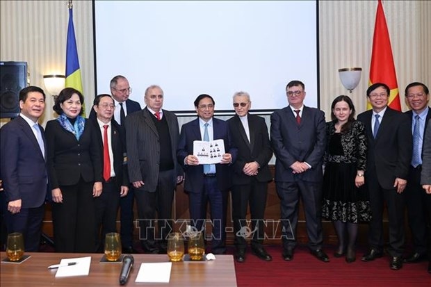 prime minister receives representatives of romanian friendship organisations with vn picture 1
