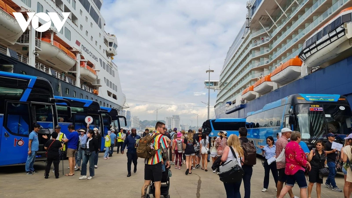 nearly 4,000 foreign tourists arrive in quang ninh on last day of 2023 picture 1