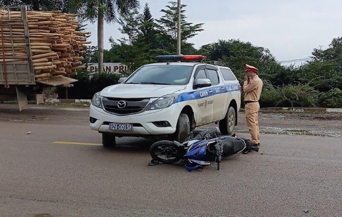 Một thanh niên tử vong sau khi lái xe máy va chạm với ô tô cảnh sát giao thông