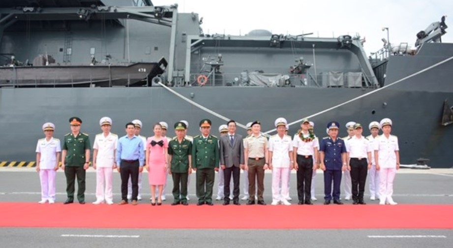 singaporean naval ship visits khanh hoa province picture 1