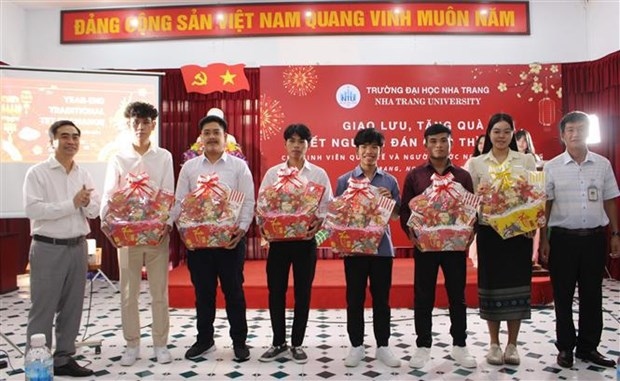 foreign students enjoy tet in vietnam picture 1