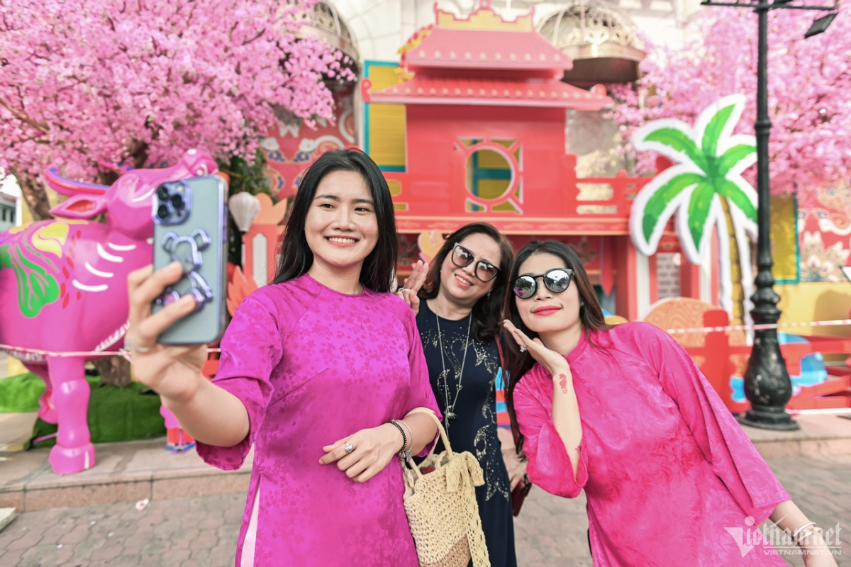 ho chi minh city festooned to celebrate tet picture 7