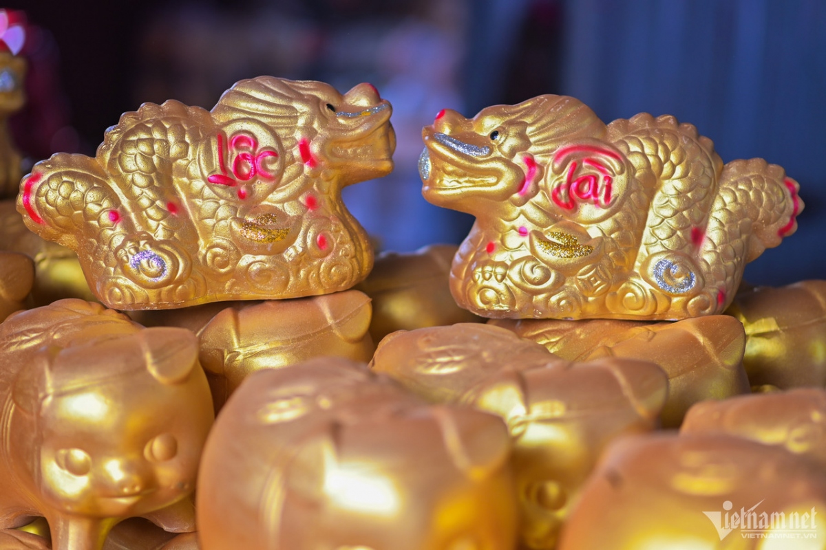 crafting clay dragon-shaped money savings boxes for tet celebration picture 7