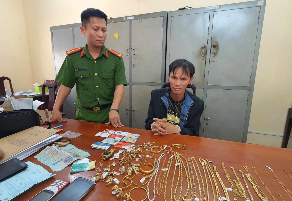 bat doi tuong trom hang chuc cay vang hinh anh 1