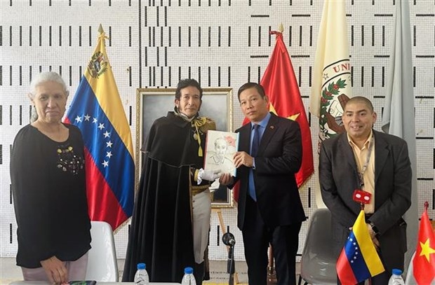 venezuelan scholars appreciate vietnamese party s achievements picture 1