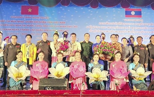 vn artists perform in pakse to celebrate anniversary of lao people s army picture 1