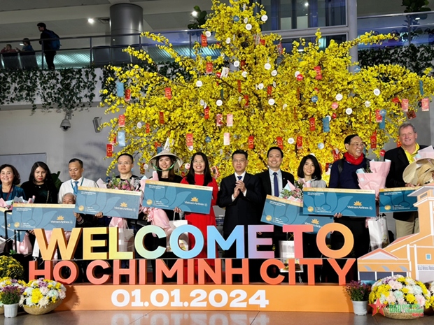 vietnam airlines carries year s first visitors picture 1