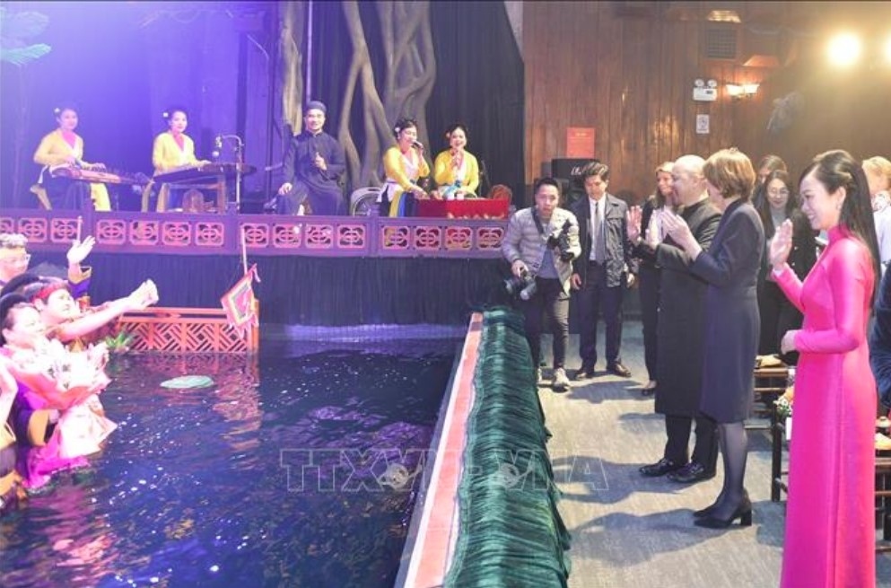 german president s wife explores vietnamese culture through water puppetry picture 1
