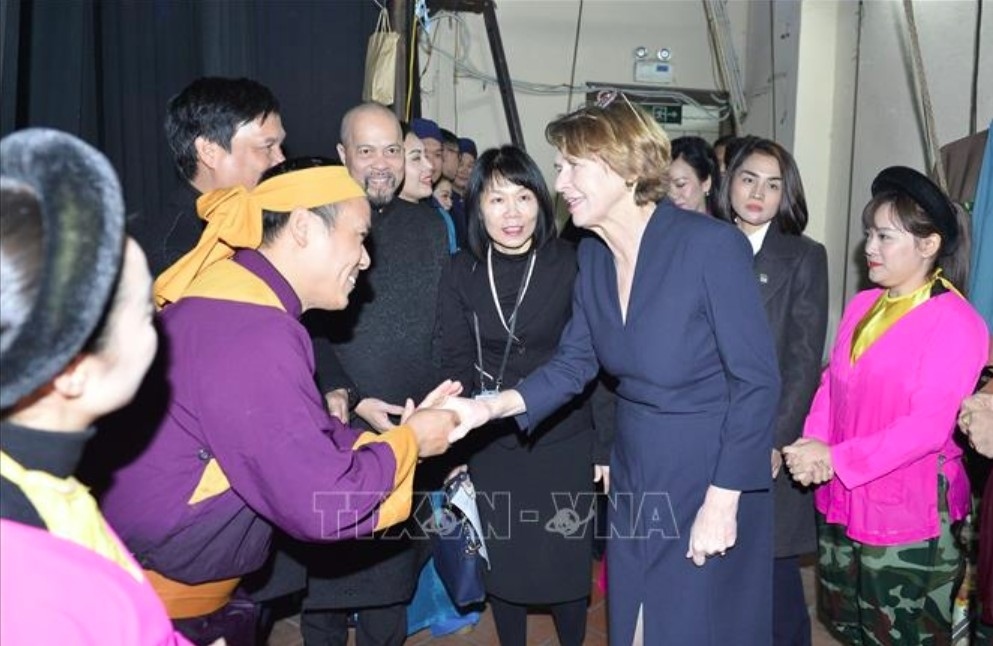 german president s wife explores vietnamese culture through water puppetry picture 2