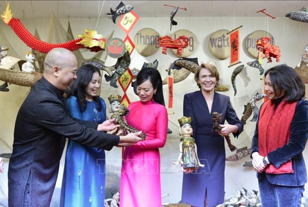 german president s wife explores vietnamese culture through water puppetry picture 3