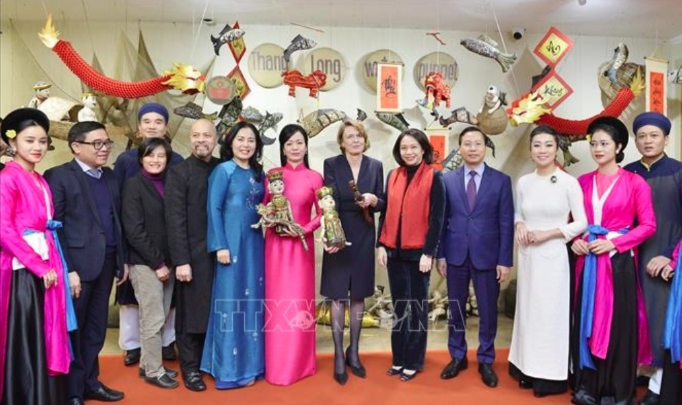 german president s wife explores vietnamese culture through water puppetry picture 4