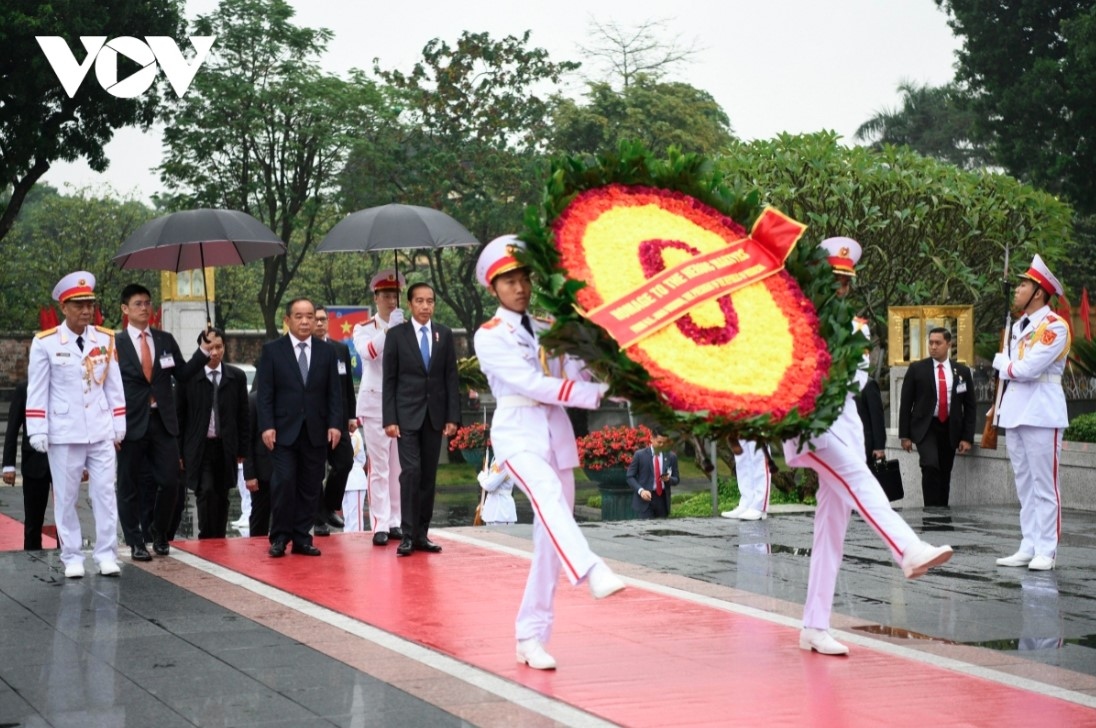 indonesian president welcomed in hanoi with 21-gun salute picture 11