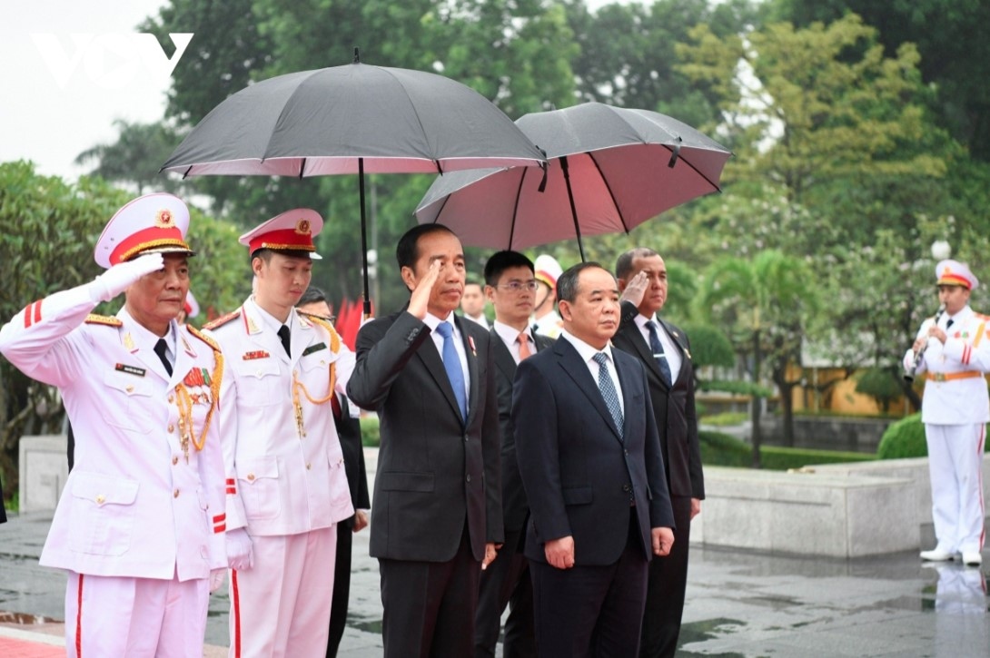 indonesian president welcomed in hanoi with 21-gun salute picture 13