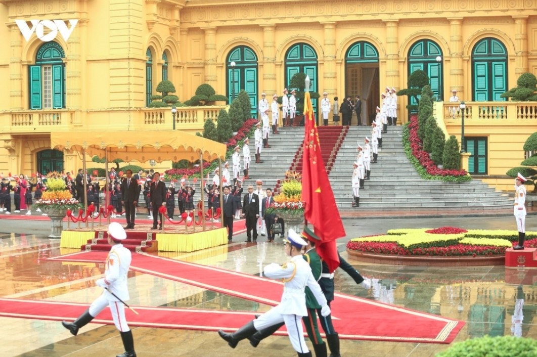 indonesian president welcomed in hanoi with 21-gun salute picture 2