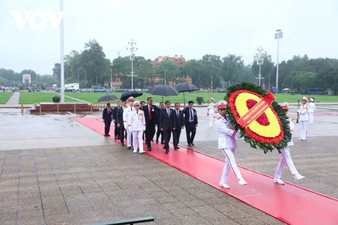 indonesian president welcomed in hanoi with 21-gun salute picture 9