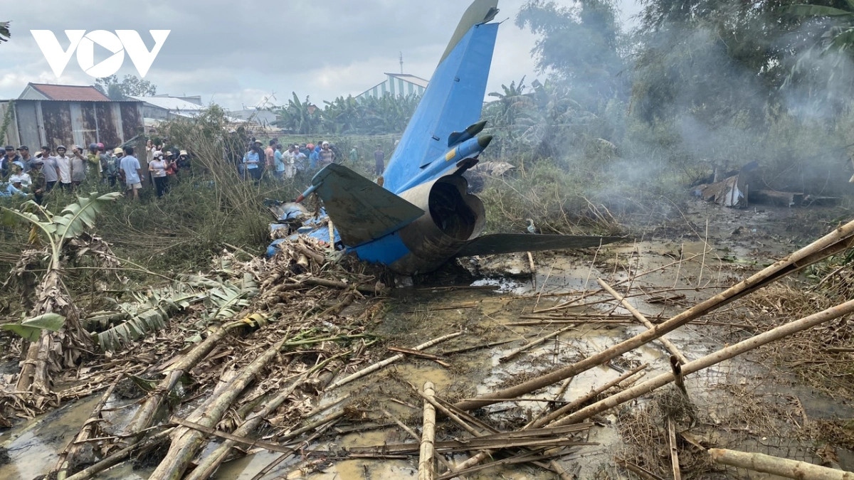 pilots survive as military trainer aircraft crashes in quang nam picture 1
