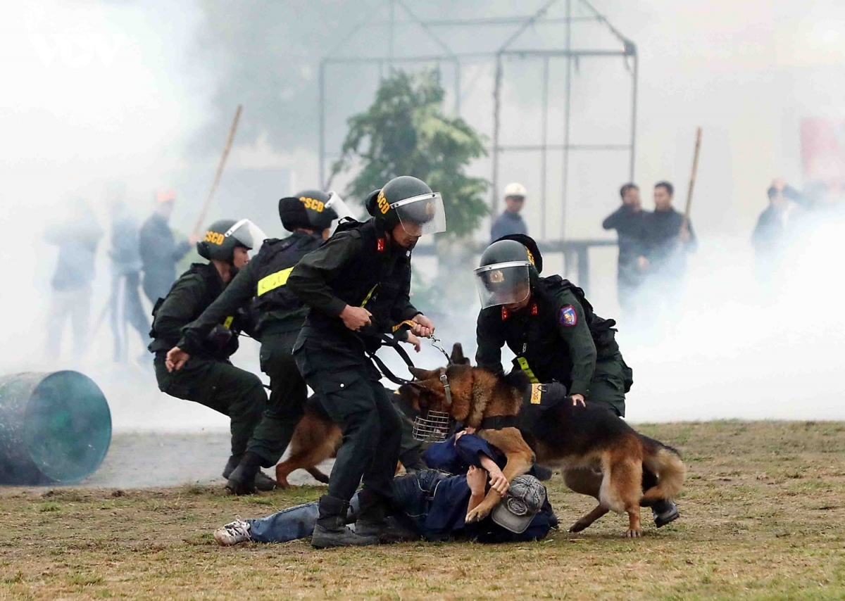 can canh canh sat gin giu hoa binh viet nam du day ban sung, giai cuu con tin hinh anh 18