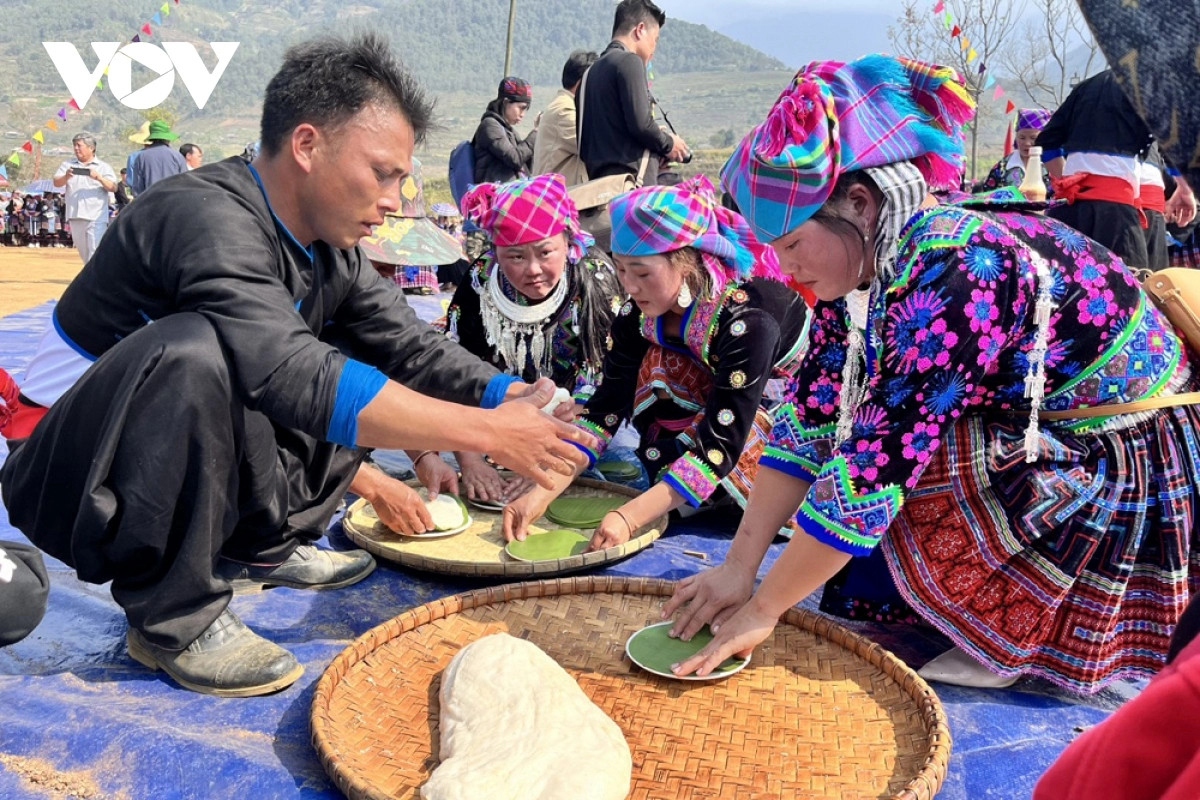 distinctive gau tao spring festival of the mong in northern vietnam picture 10