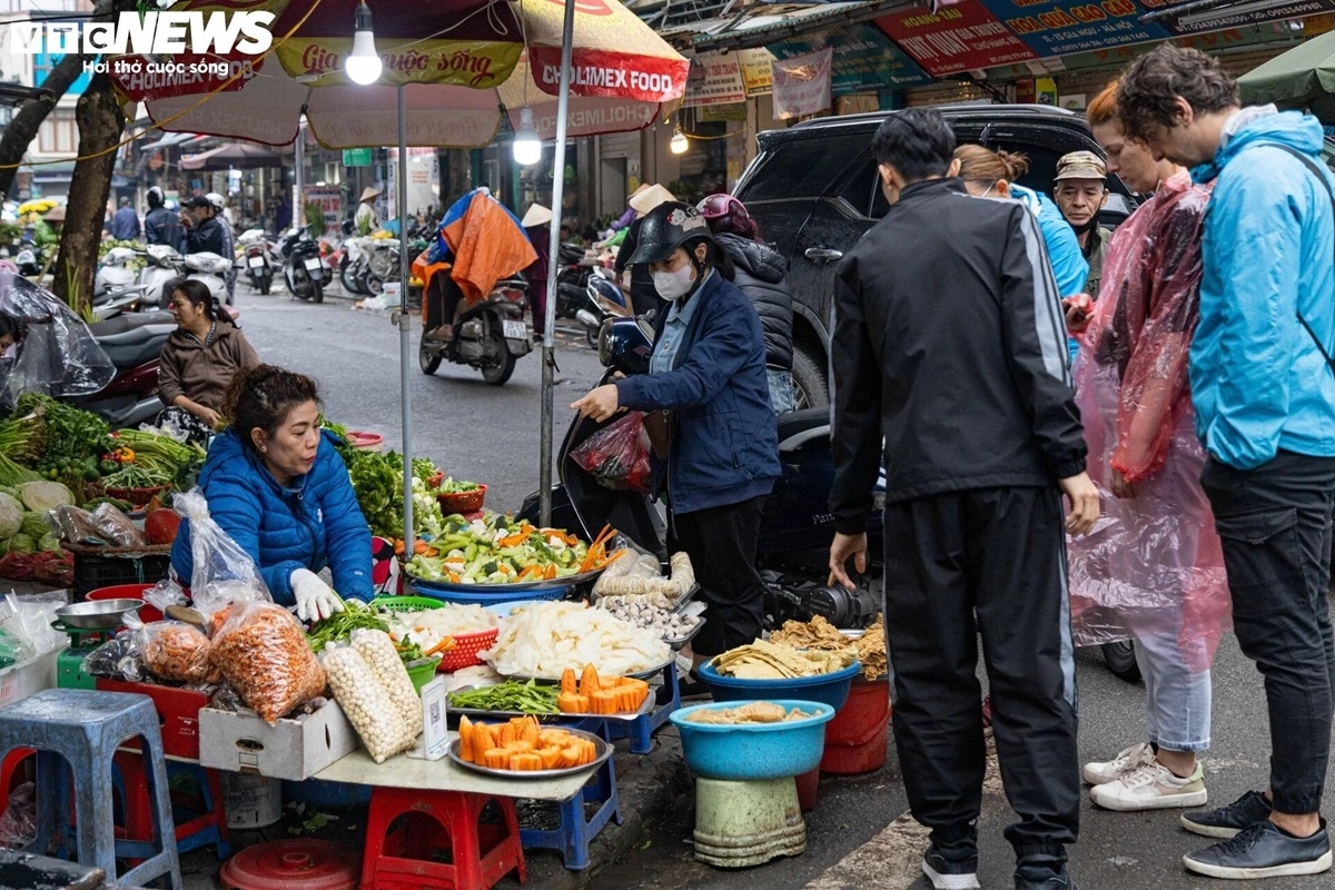 hanoi s market bustling for first full moon festival picture 12