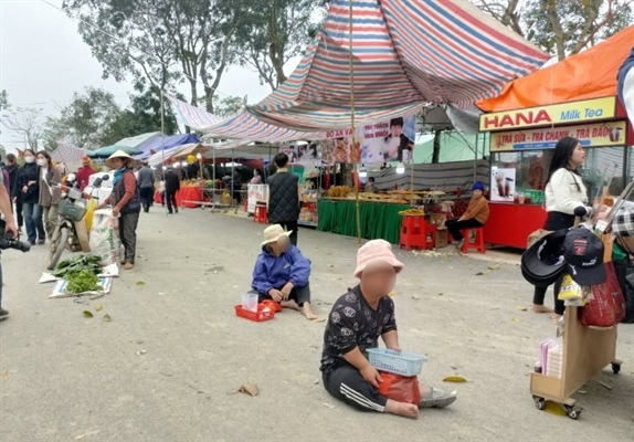 Thanh Hóa xử lý tình trạng ăn xin, ăn mày đeo bám, chèo kéo khách tại nơi thờ tự