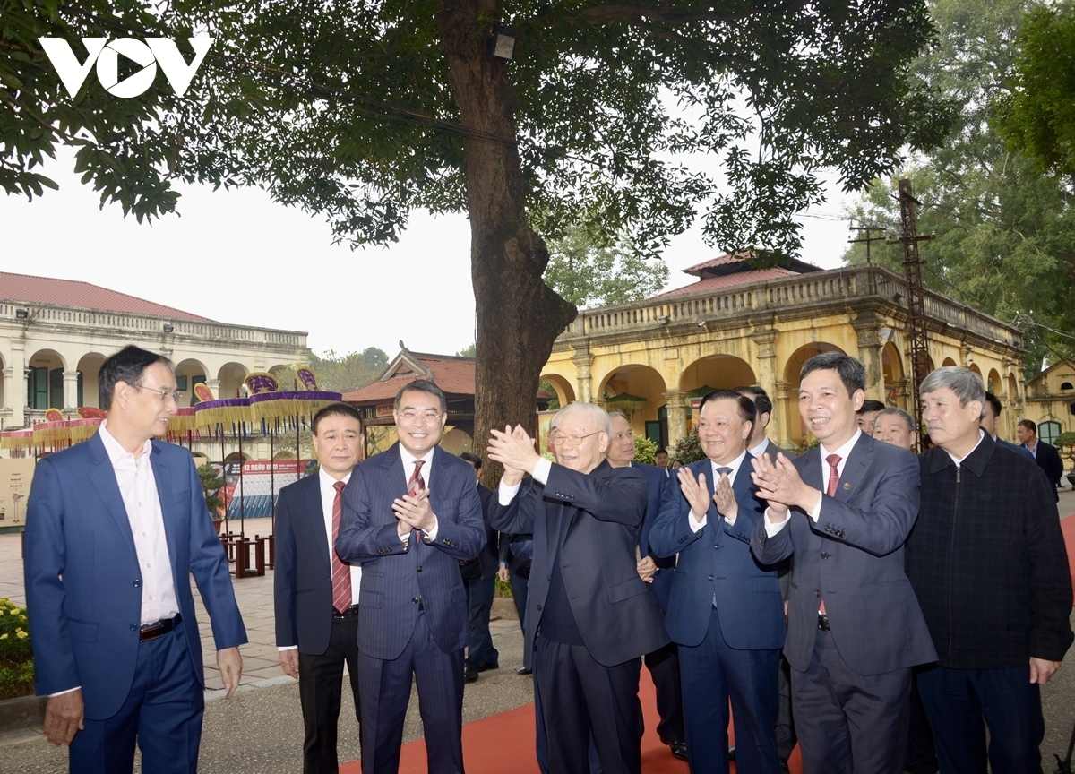 party leader offers incense at thang long imperial citadel picture 1