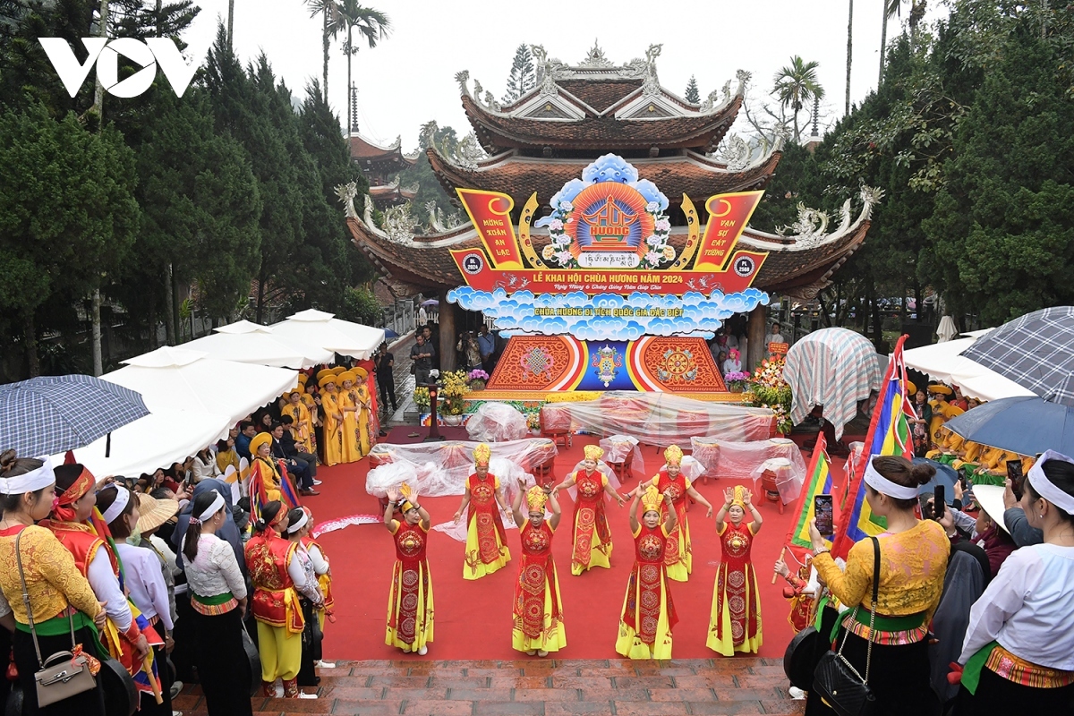 2024 huong pagoda festival attracts hordes of pilgrims, visitors picture 1