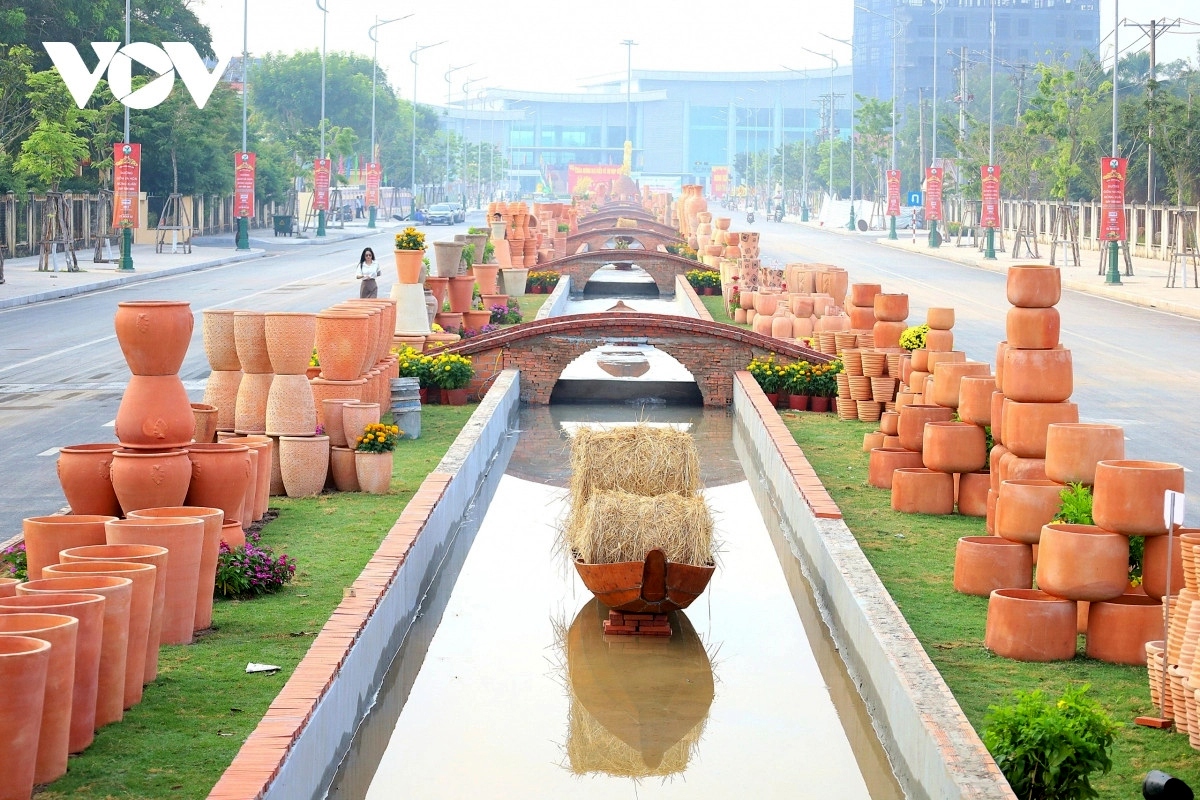 let s discover the longest flower-ceramic road in vietnam picture 2
