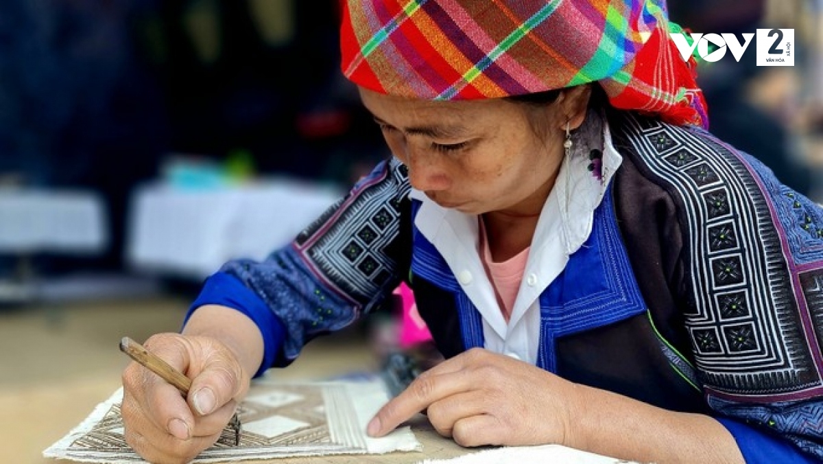 Doc dao nghe thuat ve sap ong tren vai cua dong bao mong tinh yen bai hinh anh 2