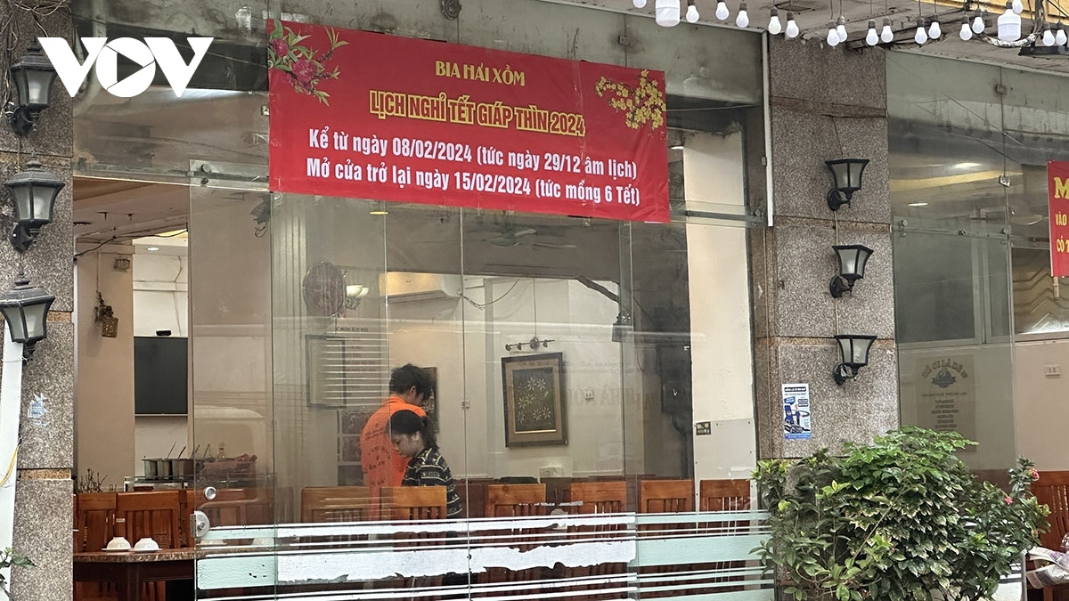 many shops and restaurants close for tet picture 2