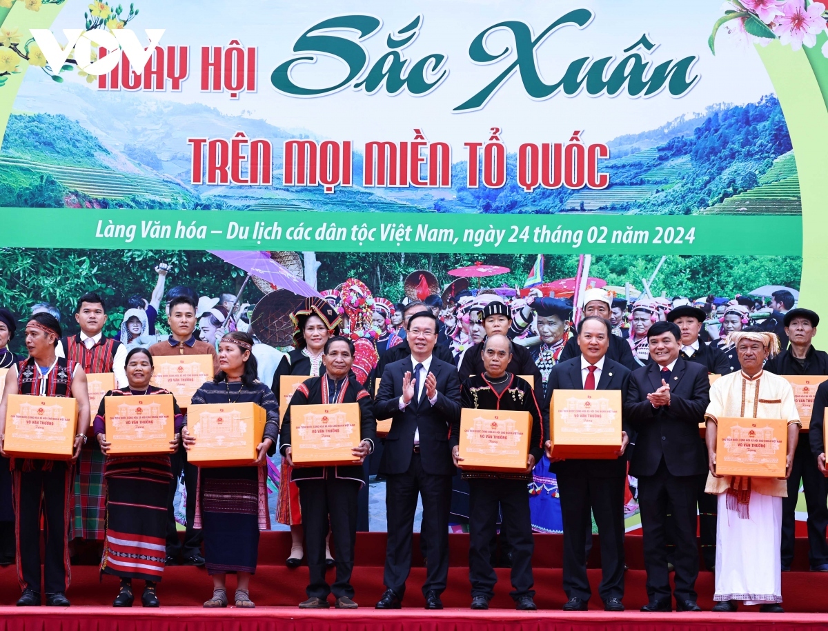 president attends ethnic spring festival in hanoi picture 3