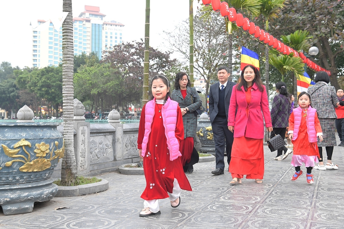 hanoians flock to pagodas on first day of lunar new year picture 2