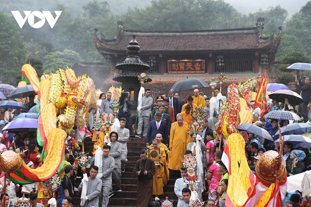 2024 huong pagoda festival attracts hordes of pilgrims, visitors picture 2