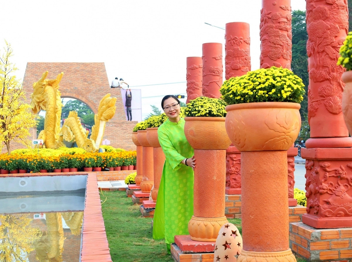 let s discover the longest flower-ceramic road in vietnam picture 3
