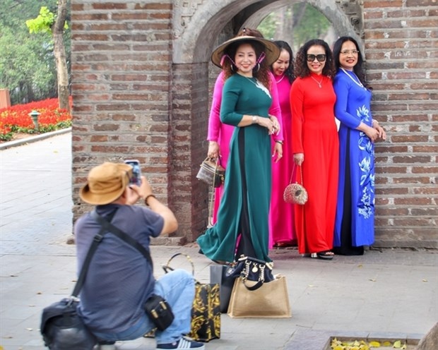 billions of vnd spent on ao dai online for tet holidays picture 1