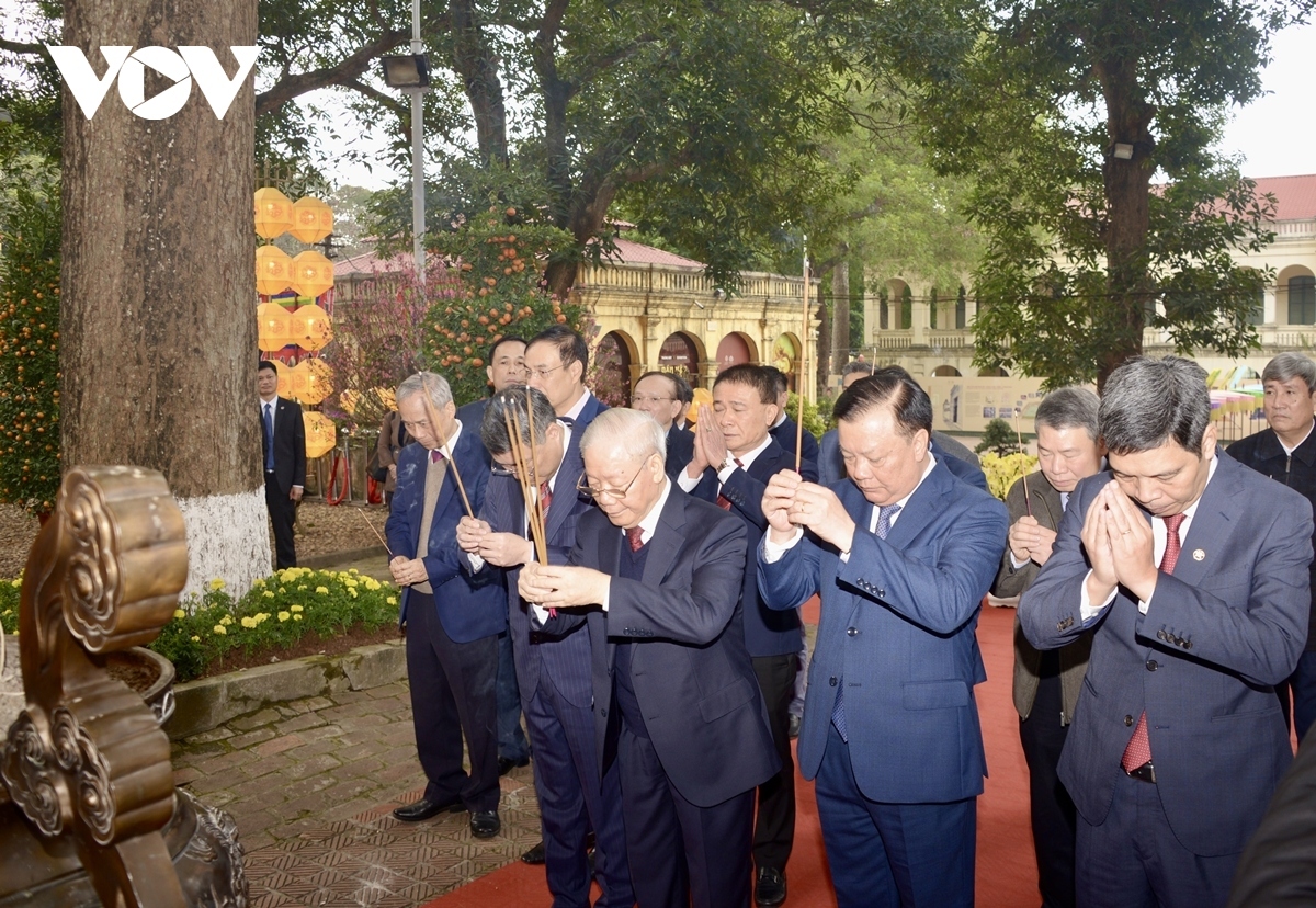 party leader offers incense at thang long imperial citadel picture 3