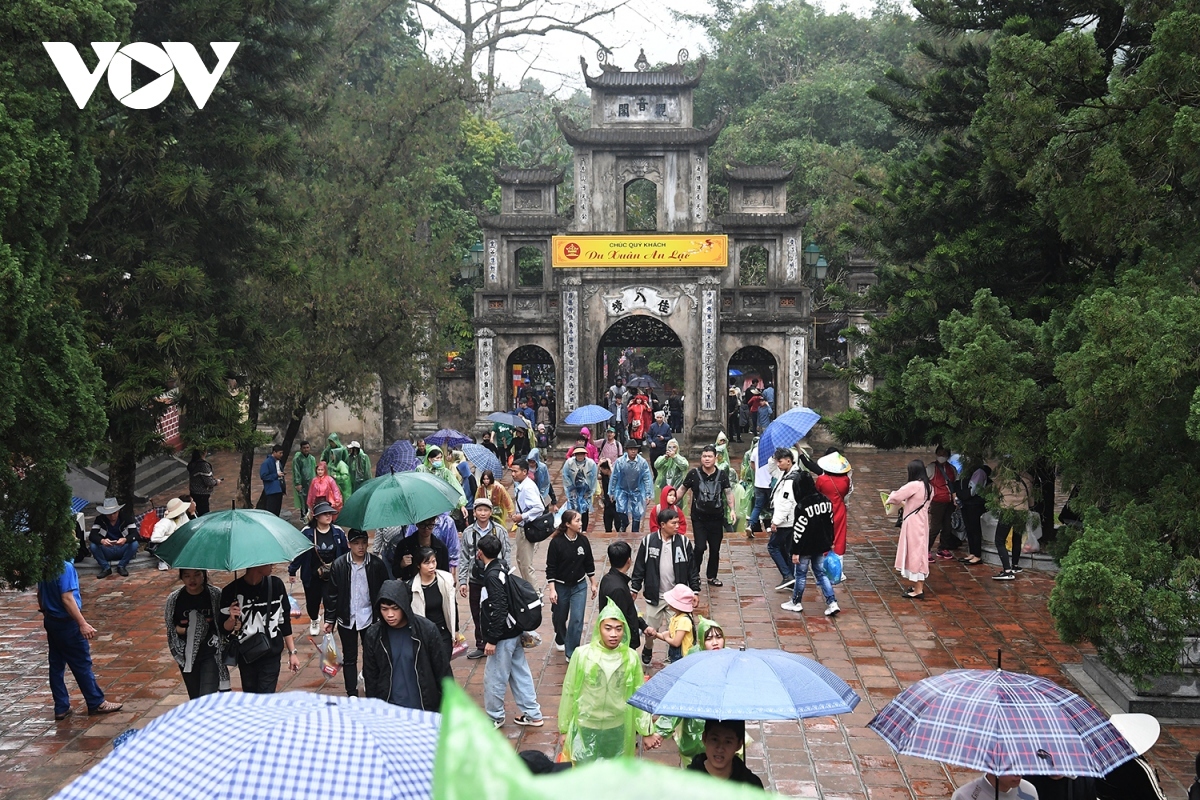 2024 huong pagoda festival attracts hordes of pilgrims, visitors picture 3