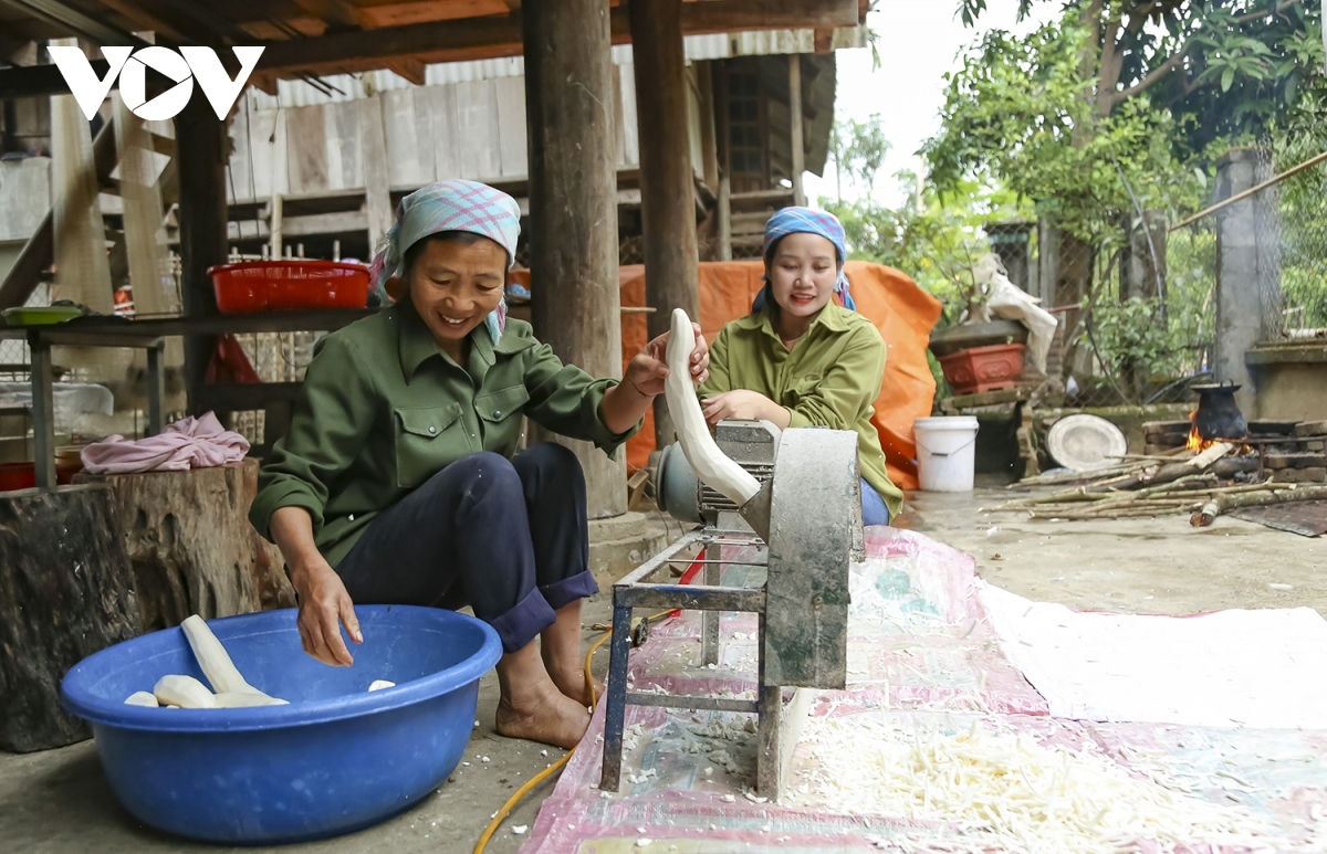 thai ethnic group make special cake to celebrate new spring picture 4