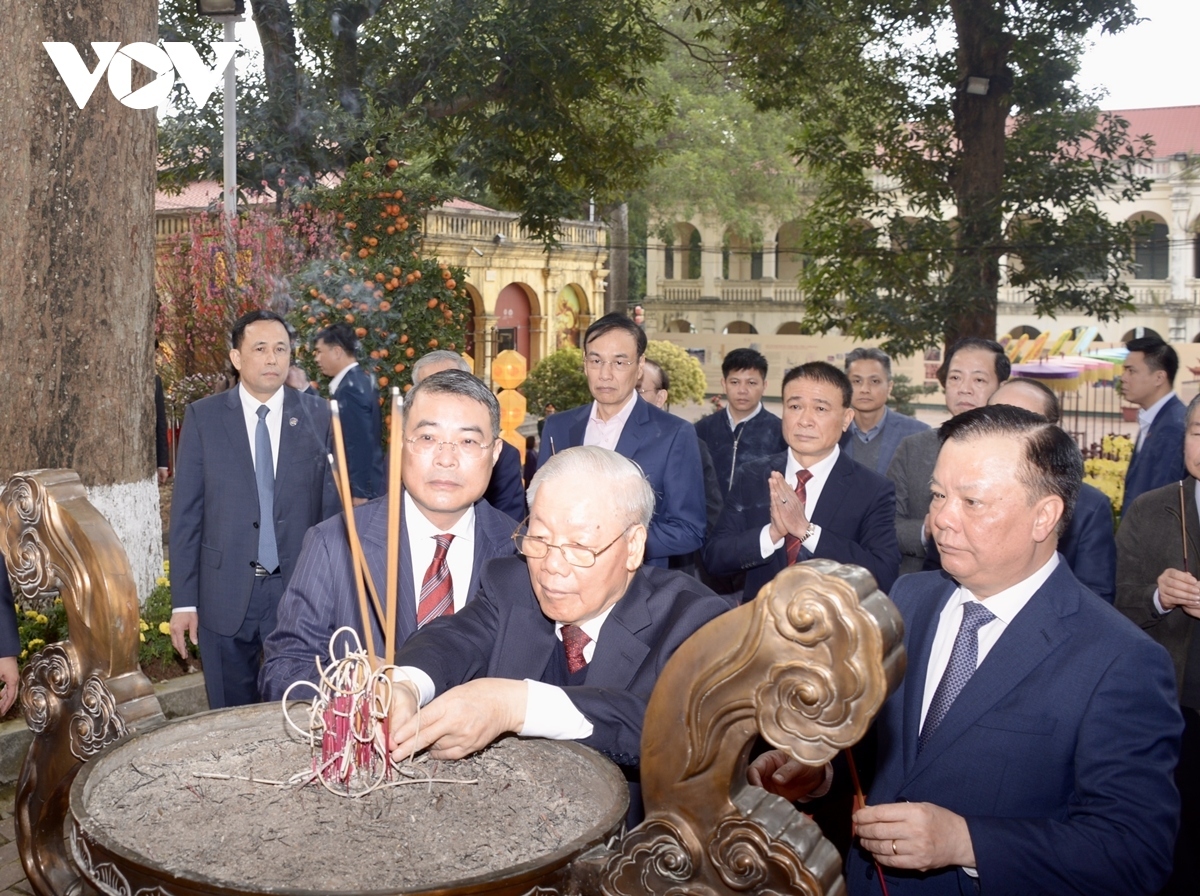 party leader offers incense at thang long imperial citadel picture 4
