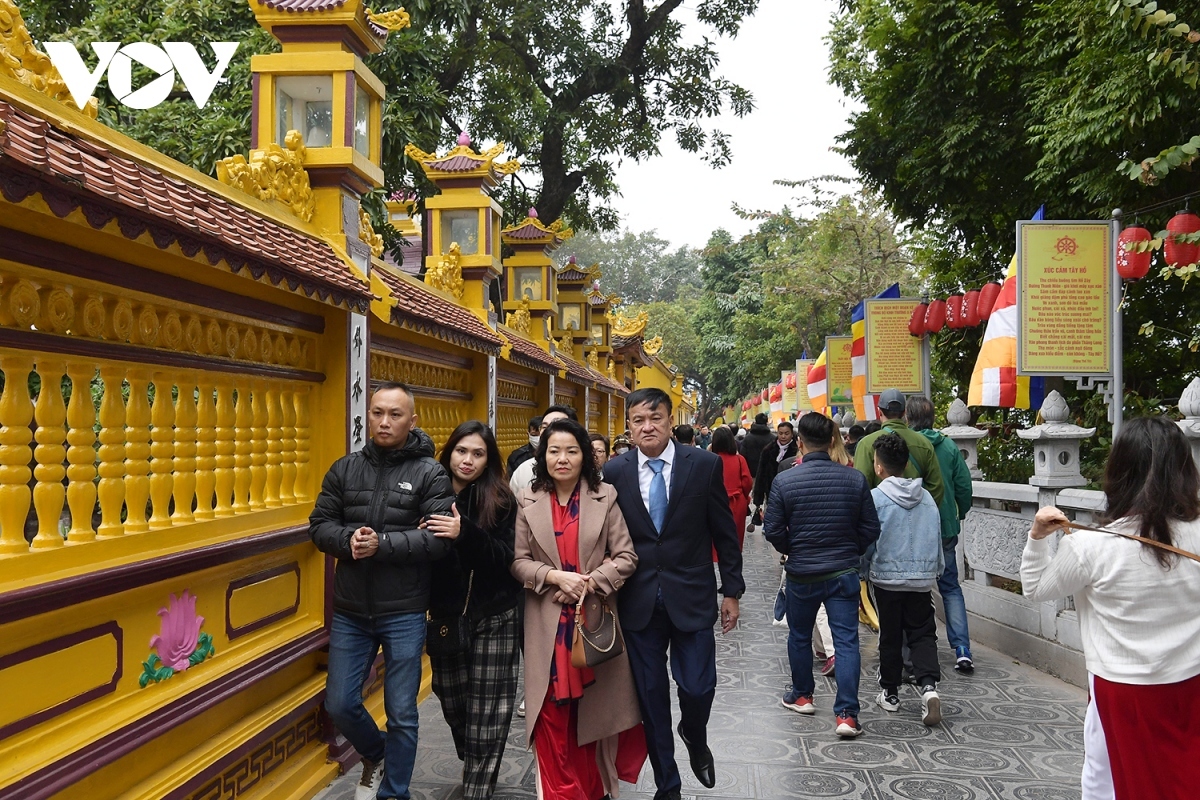 hanoians flock to pagodas on first day of lunar new year picture 4