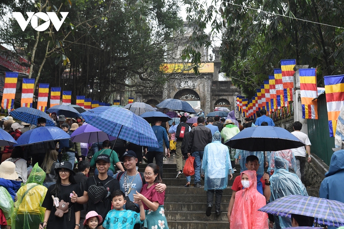 2024 huong pagoda festival attracts hordes of pilgrims, visitors picture 4