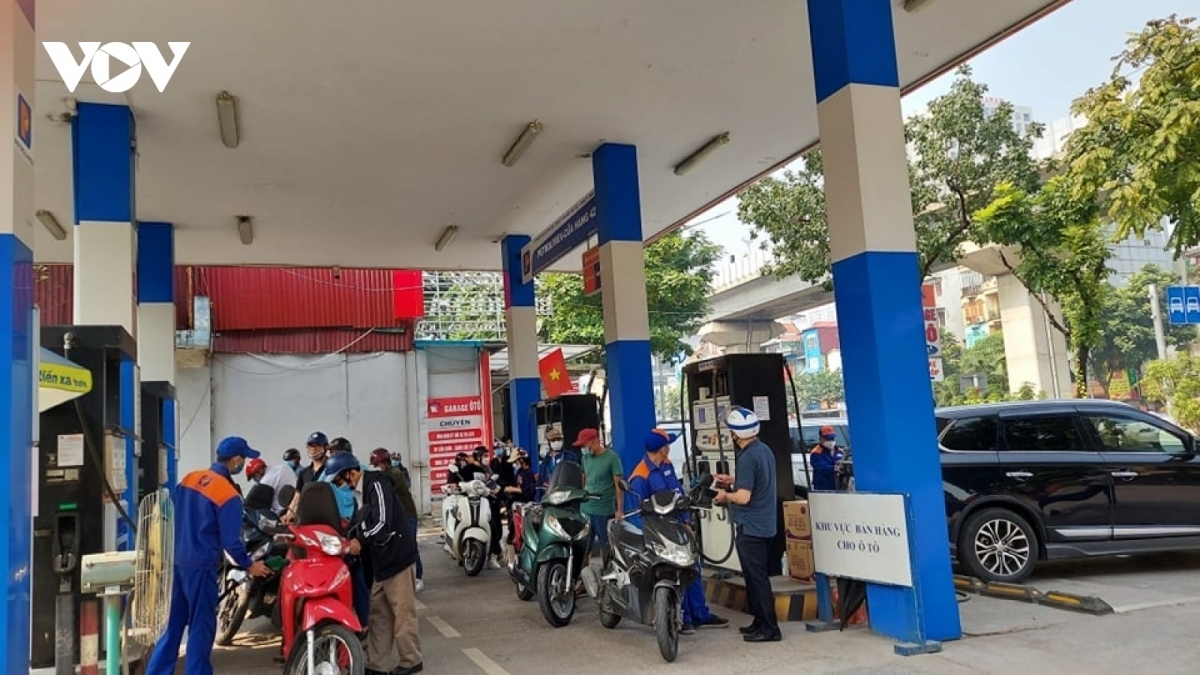 petrol prices increase sharply to nearly vnd24,000 per litre picture 1